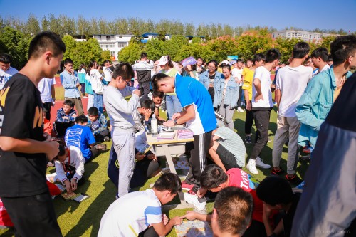 201909【五中社團喜迎新 莘莘學(xué)子顯風采——阜陽五中舉行2019年社團納新大會】2000k 阜陽日報 阜陽發(fā)布 特約攝影 凡偉 18844908911-11 (4)_conew1.jpg