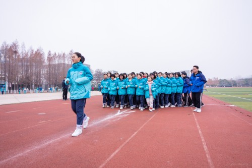 201912【強(qiáng)健體魄 淬煉精神——阜陽(yáng)五中舉行高一 高二年級(jí)跑操比】潁州晚報(bào) 阜陽(yáng)日?qǐng)?bào) 阜陽(yáng)發(fā)布 特約攝影記者 凡偉 18844908911-9_conew1.jpg