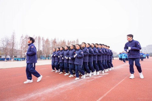 201912【強(qiáng)健體魄 淬煉精神——阜陽(yáng)五中舉行高一 高二年級(jí)跑操比】潁州晚報(bào) 阜陽(yáng)日?qǐng)?bào) 阜陽(yáng)發(fā)布 特約攝影記者 凡偉 18844908911-4_conew1.jpg