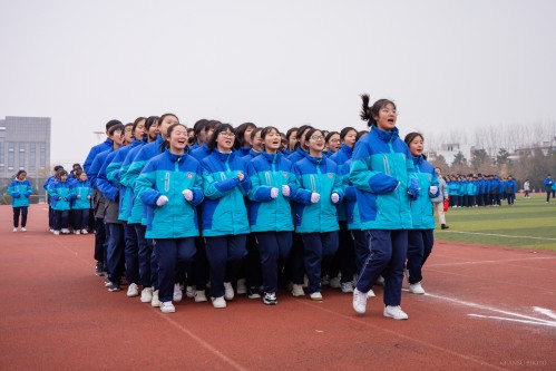 201912【強(qiáng)健體魄 淬煉精神——阜陽(yáng)五中舉行高一 高二年級(jí)跑操比】潁州晚報(bào) 阜陽(yáng)日?qǐng)?bào) 阜陽(yáng)發(fā)布 特約攝影記者 凡偉 18844908911-2_conew1.jpg