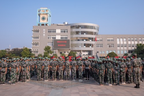 202008【2020級軍訓(xùn)閉幕式 阜陽五中】潁州晚報(bào) 阜陽日報(bào) 特約攝影記者 凡偉 18844908911-4_conew1.jpg