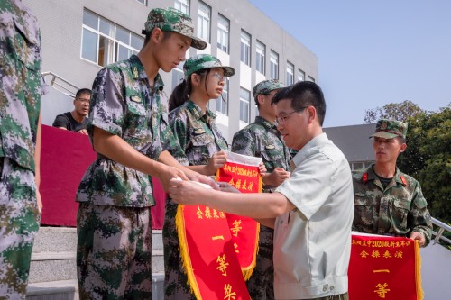 202008【2020級軍訓(xùn)閉幕式 阜陽五中】潁州晚報(bào) 阜陽日報(bào) 特約攝影記者 凡偉 18844908911-14_conew1.jpg