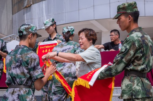 202008【2020級軍訓(xùn)閉幕式 阜陽五中】潁州晚報(bào) 阜陽日報(bào) 特約攝影記者 凡偉 18844908911-12_conew1.jpg