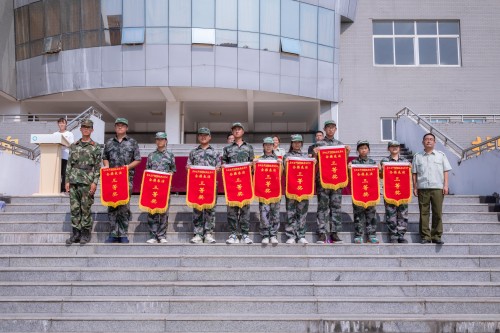 202008【2020級軍訓(xùn)閉幕式 阜陽五中】潁州晚報(bào) 阜陽日報(bào) 特約攝影記者 凡偉 18844908911-11_conew1.jpg