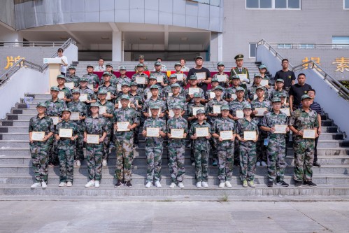 202008【2020級軍訓(xùn)閉幕式 阜陽五中】潁州晚報(bào) 阜陽日報(bào) 特約攝影記者 凡偉 18844908911-9_conew1.jpg