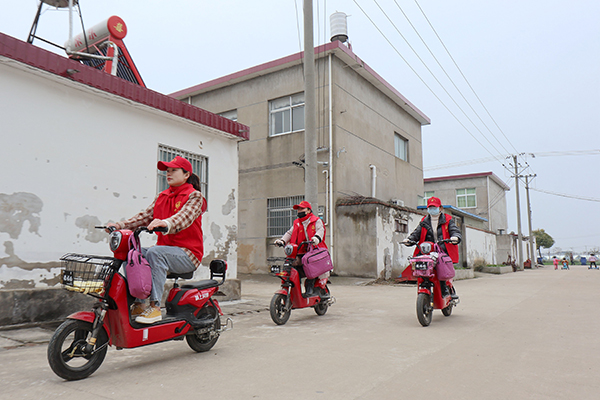 王崗鎮(zhèn)王崗社區(qū)村嫂正在沿路查看環(huán)境衛(wèi)生，看看是否有未清理垃圾，及時(shí)對(duì)接保潔員，發(fā)揮信息員作用.jpg