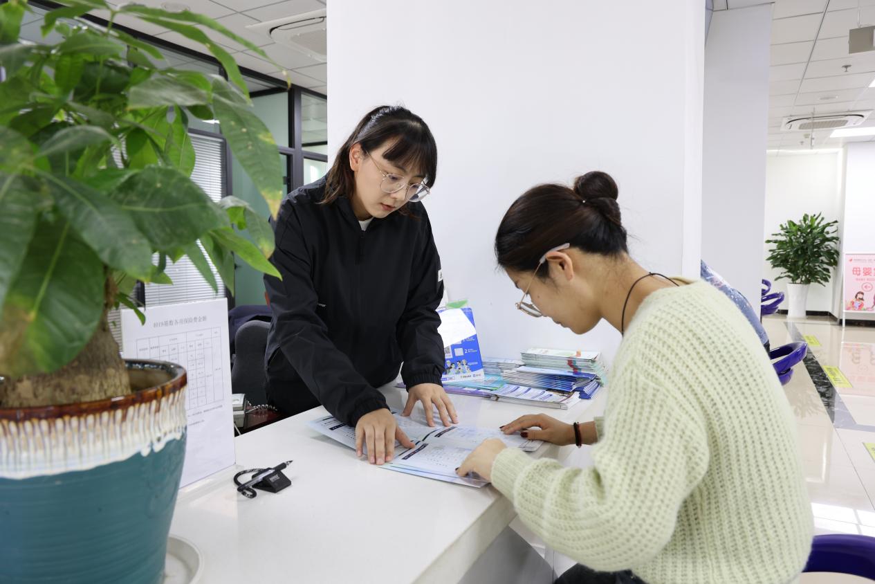 慈湖高新區(qū)政務中心大廳，工作人員正在給市民介紹相關政策。慈湖高新區(qū)管委會供圖