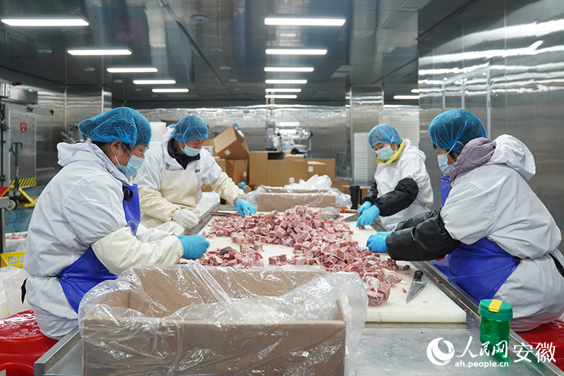 安徽寶臨食品有限公司內(nèi)，工人們正在將切割出來的牛腩篩選打包。人民網(wǎng)記者 陳若天攝