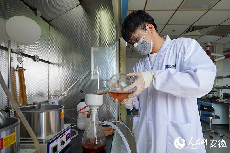 欣奕華實驗室內，工作人員正在進行實驗。人民網(wǎng)記者 陳若天攝