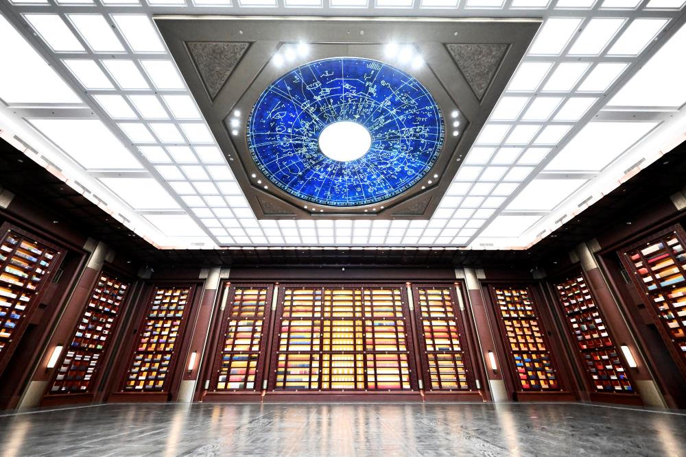 △中國國家版本館中央總館“文瀚閣”內(nèi)景。星空穹頂上是一幅宋代石刻天文圖，傳遞著“文瀚閣”的寓意：中華文明如星空般浩瀚璀璨。
