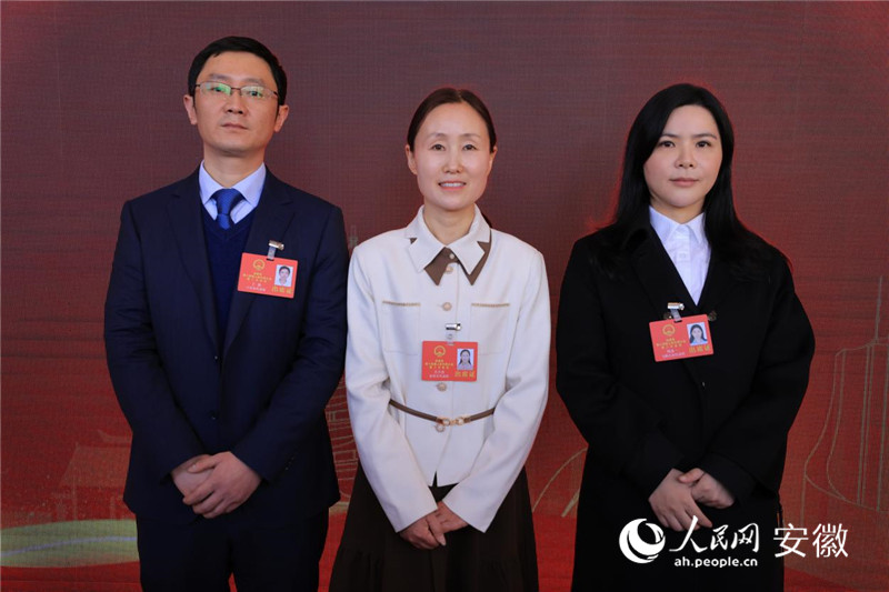 安徽省人大代表丁?。ㄗ螅?、方少杰（中）、周冰一（右）回答記者提問。人民網(wǎng)記者 王曉飛攝