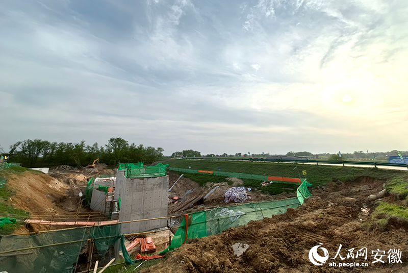 正在加緊施工的提水泵站。人民網(wǎng)記者 汪瑞華攝