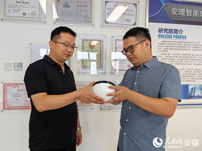 劉春陽和陳健在溝通最新產(chǎn)品的性能情況。人民網(wǎng)記者 韓震震攝