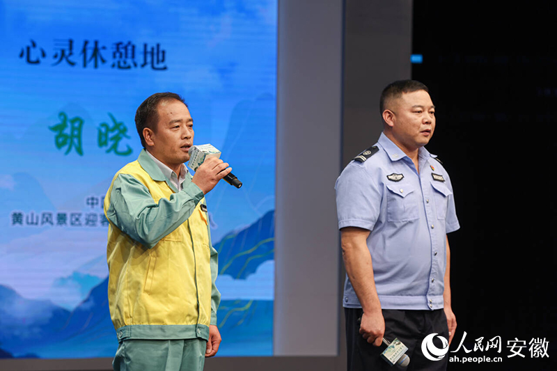 “中國好人”李培生（左）、胡曉春現場推介“大黃山”。人民網記者 張俊攝