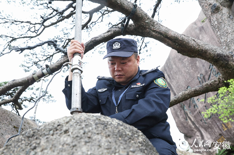 胡曉春檢查支撐桿松動情況。人民網記者 張俊攝