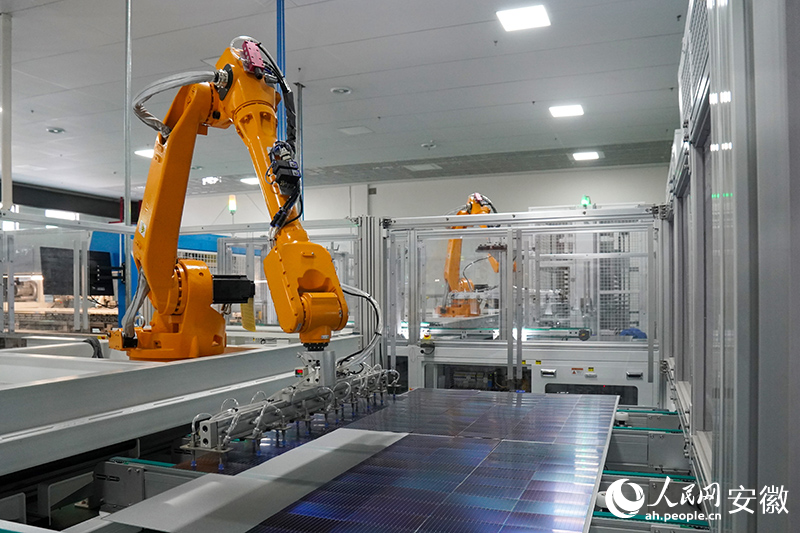 亳州宏陽能源股份有限公司車間內(nèi)，機(jī)械臂正在作業(yè)。人民網(wǎng)記者 陳若天攝.jpg