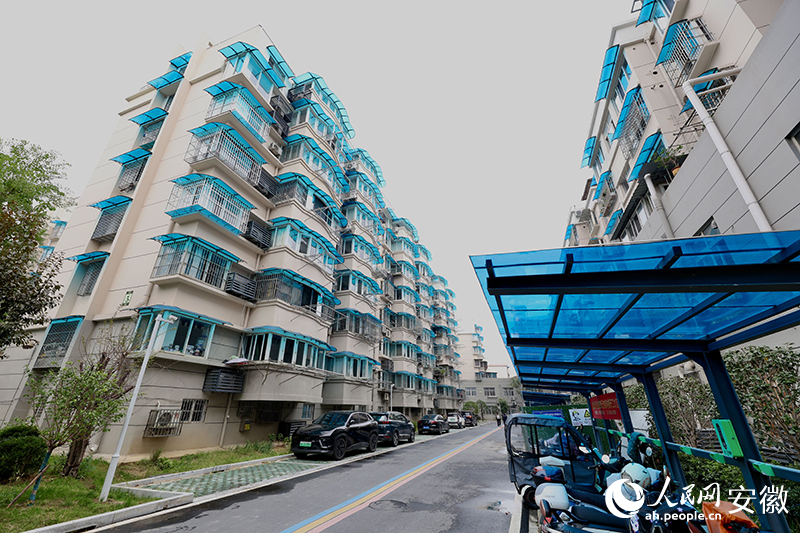 改造后，小區(qū)停車井然有序。人民網(wǎng)記者 張俊攝