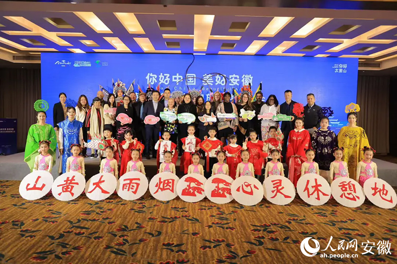 旅行商們與演員們合影。人民網(wǎng)記者 王曉飛攝