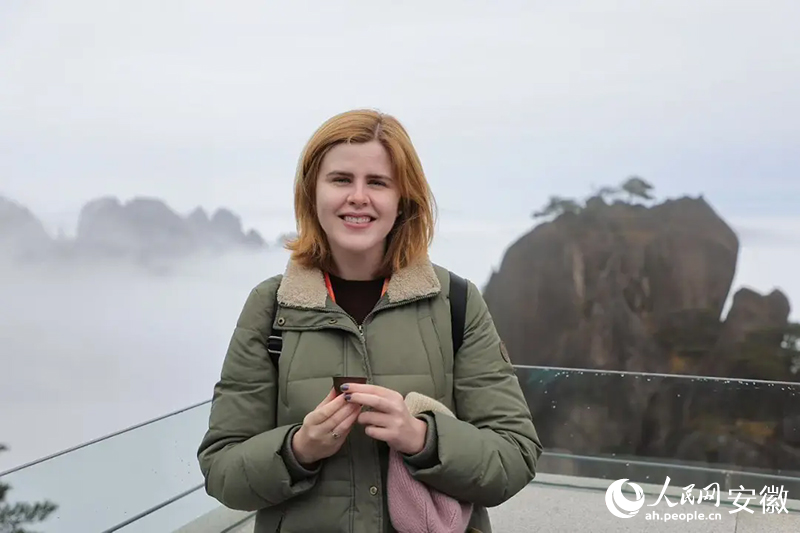 美國(guó)旅行商貝愛(ài)然與背后的云海合影。
