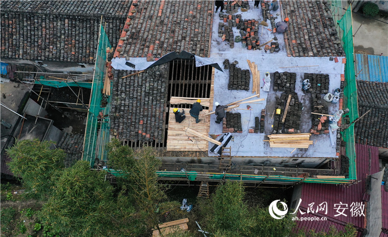 傳統(tǒng)建筑屋頂翻新。人民網(wǎng)記者 張俊攝