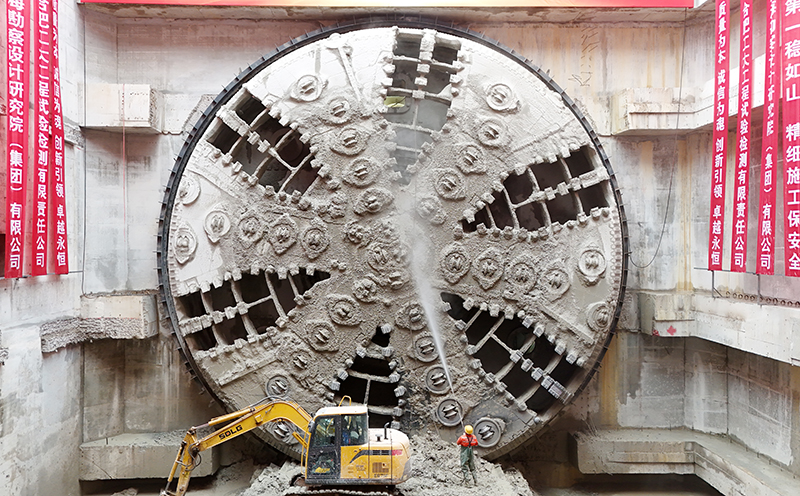 從橫截面看，盾構(gòu)機(jī)形似盾牌。蕪湖市委宣傳部供圖.jpg