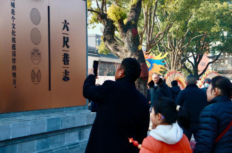 游客前來感受“禮讓”文化。六尺巷景區(qū)供圖