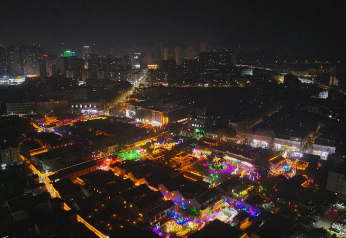 桐城六尺巷新春燈會夜景。 汪立攝