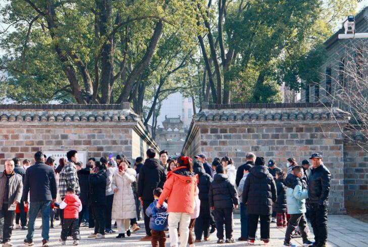 景區(qū)游人如織。 六尺巷景區(qū)供圖